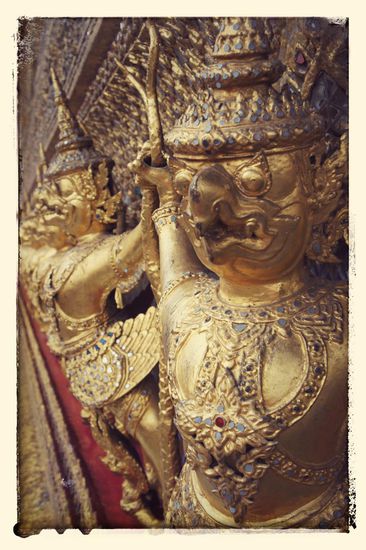 Wer alles sehen will, sollte sich schon 1-2 Stunden Zeit nehmen. In unmittelbarer Nähe befinden sich auch noch der Wat Arun und der Wat Pra Chetupon mit dem liegenden Buddah