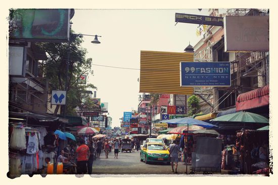 Die Straße ist laut, bunt und voll von Freaks, Aussteigern, Backpackern etc.