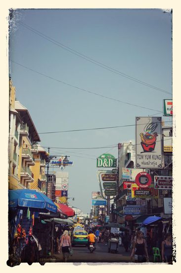 Im Grunde gibt es hier auch nichts anderes wie im Rest von Bangkok, und doch hat diese Straße Ihren ganz eigenen Charme. Bei uns am Nachbartisch saß beispielsweise ein betrunkener Australier, der von Tisch zu Tisch zog, mit den Leuten quatschte und ganz nebenbei Essen, Getränke und Zigaretten abschnorrte. Von uns gabs die restlichen Pommes und ein wenig Papayasalat (nachdem er uns mehrfach gefragt hatte ob wir das noch essen). So kann man eben auch über die Runden kommen 