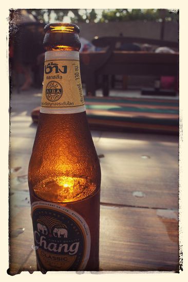 Nach einem anstrengenden Tag das beste was einem passieren kann: Ein kühles Chang-Bier zur Happy-Hour und eine gemütliche Runde im Hotelpool