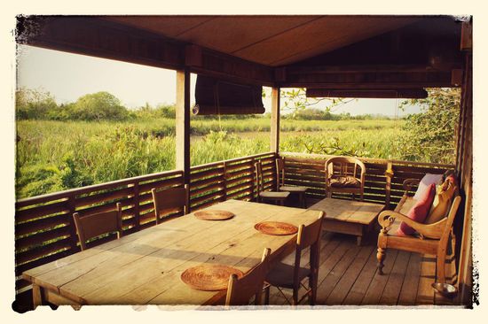 Die traumhafte Terrasse des Restaurrants auf der man wunderbar den Sonnenuntergang beobachten kann