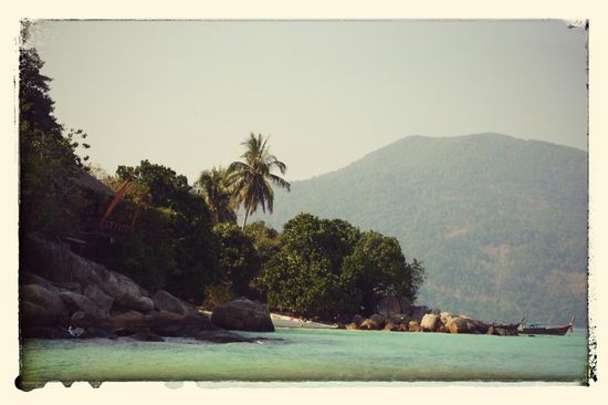 Der erste Blick vom Wasser aus auf unsere kleine Bucht beim Serendipity-Resort. TRAUMHAFT