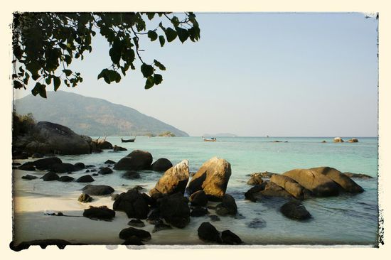 Blick vom Strand auf die Nachbarinsel Koh Adang