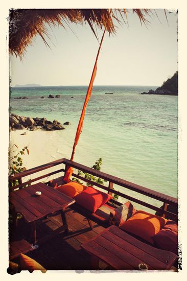 Die geniale Terrasse unseres Restaurants. Besser kann man nicht sitzen...