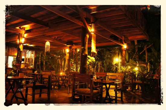 Da mitten im Grünen gelegene Jackś Jungle Restaurant, das auch schöne Appartements anbietet.