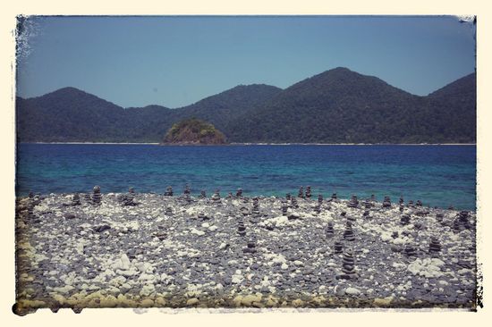 Die Thailänder (und natürlich auch die Touristen) bauen diese Türmchen, weil dies Glück bringen soll.