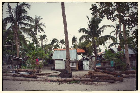 Wenn man die Strandzone verlässt wird man recht schnell daran erinnert, dass die Philippinen ein bitterarmes Land sind. Die Hütten sind vielfach ärmlich und der Taifun hat vielen auch noch das wenige genommen was sie hatten.