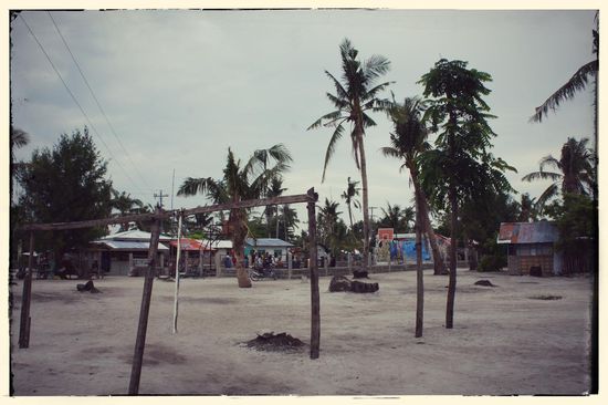 Der Dorfplatz mit Basketballfeld auf dem sich die Jugendlichen die Zeit vertreiben