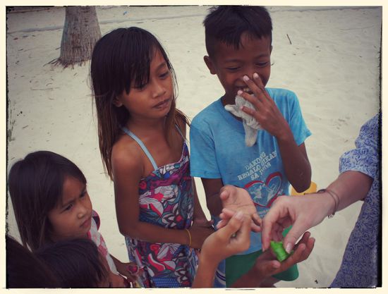 Uns ging schnell das "Material" aus, soviele Kinder strömten auf einmal herbei um was Süßes abzubekommen