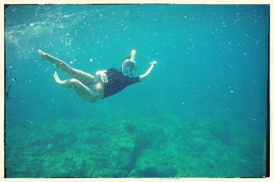 Kein Marsmensch sonder Ira mit unseren neuen Schnorchelmasken. Statt Schorchel und Brille bestehen diese aus "einem Guss", so dass man in der Brille normal atmen kann. Funktioniert einwandfrei!