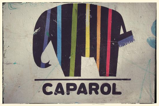 Auch das gibts hier: Deutsche Markenfarbe am entlegensten Winkel der Welt. Wie der Mauer zu entnehmen war, eine Spende zum Aufbau der dortigen Schule