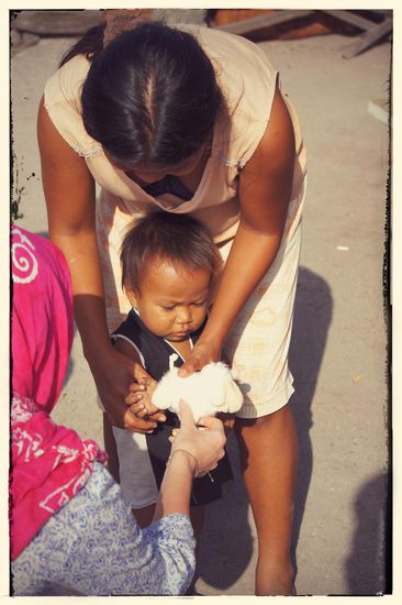 Mama und Sohn freuen sich beide über die unerwarteten Geschenke