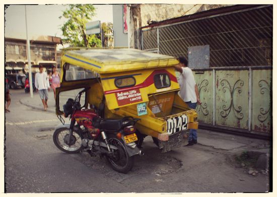 In solch einen "Kofferraum" wurden tatsächlich unsere beiden großen Koffer gestopft. Da meiner allerdings nur noch lose aufgelegt werden konnte, wurde er kurzerhand mit dem Seil festgebunden.