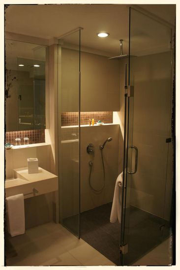 Auch das Bad kann sich sehen lassen. Wir haben eine große Dusche + Badewanne. Ausserdem gibt es neben der Toilette auch noch ein Telefon: "Concierge, bitte noch eine Rolle Klopapier"