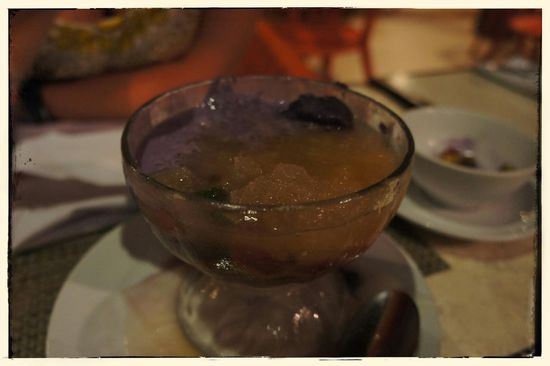 Die Dekokirsche hab ich gegessen, der Rest war pure Selbstbeherrschung. Es schmeckt übrigens so wie´ s aussieht.