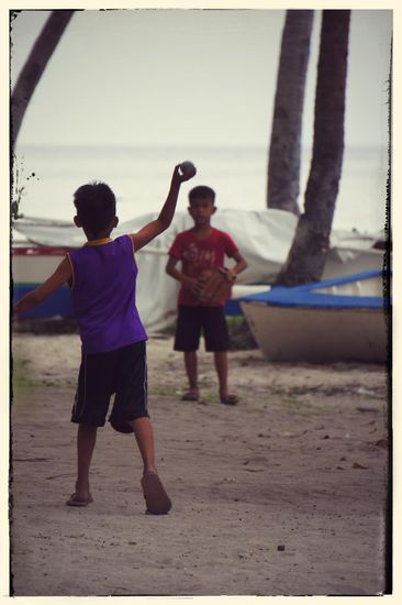 Spielende Kids vor unserem Restaurant. Die Jungs spielten Baseball und Basketball, die Mädels kickten.