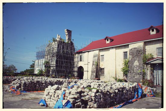 Die zweitälteste Kirche der Philippinen - noch immer schwer gezeichnet vom Erdbeben 2013