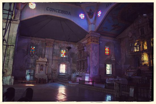 Der Kirchenaltar. Große Teile des Kirchenschiffs sind noch gesperrt, ebenfalls als Folge des Erdbebens