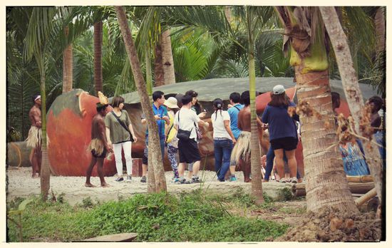 Achtung Eingeborene, rette sich wer kann! Im Hintergrund ist übrigens ein Krebs zu sehen. Wozu, weshalb, warum, ist wohl nur für Asiaten erklärbar