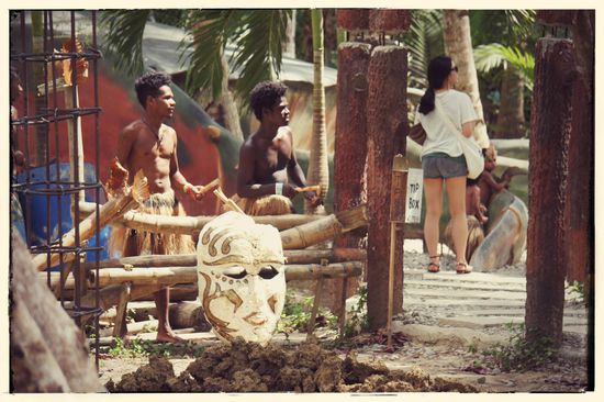 Ugga Agga, ugga agga! Die Trommeln kündigen asiatische Neukunden an, im Vordergrund wird schon mal der neue Stahl-Beton-Pfeiler gegossen.