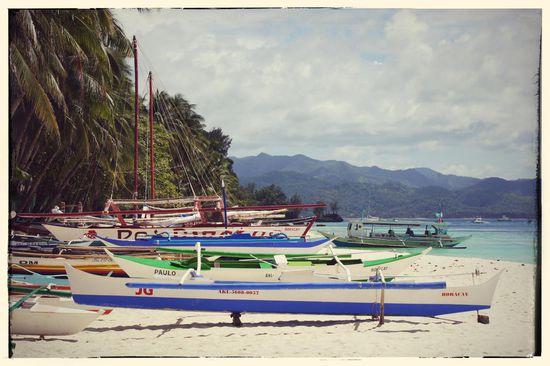 Die Segelboote am White Beach in Wartestellung