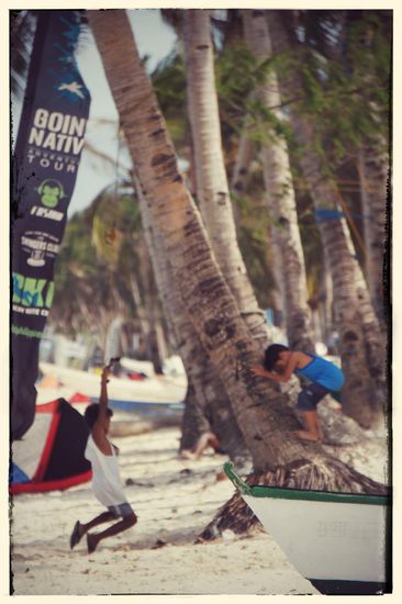 Spielende Kids am Bolabog Beach