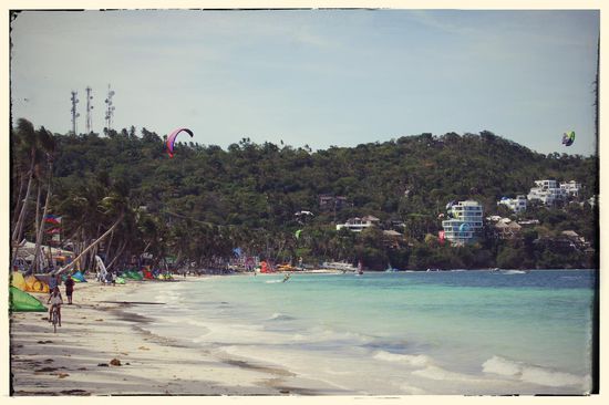 Auch hier stehen bereits die ersten Hotels, allerdings ist es zum White Beach geradezu paradisisch ruhig.