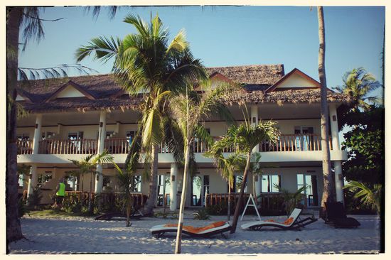 Blick aufs Hotel, das Resort hatte relatives Glück beim letztjährigen Taifun Hainan, so dass noch relativ viele Palmen intakt sind. Große Teile der Insel sehen deutlich schlechter aus