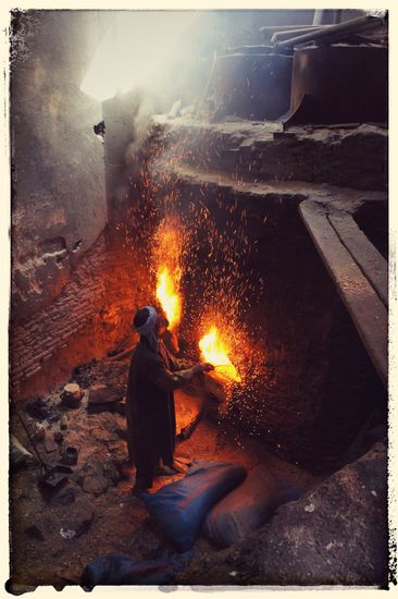 Der Ofen fürs Hamam wird befeuert