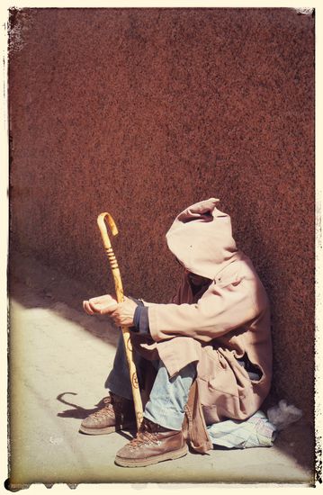 Einer der vielen Bettler in den Gassen Marrakeschs