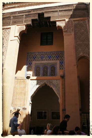 Mittagessen im Riad Dar Chariffa, ein echter Volltreffer. Unheimlich schöner Innenhof, toll zum sitzen und relaxen. Essen war gut, die Preise in Ordnung.