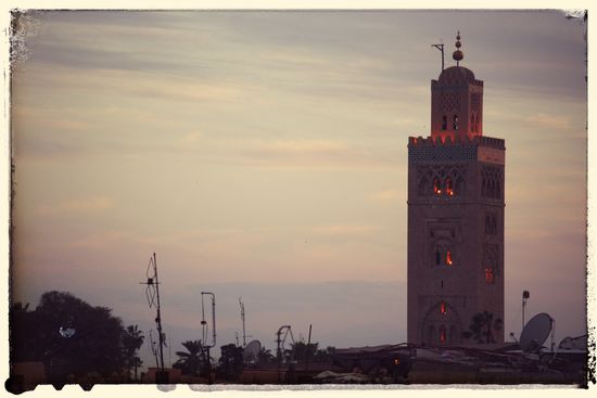 Die Koutoubia-Moschee bei einbrechender Dämmerung