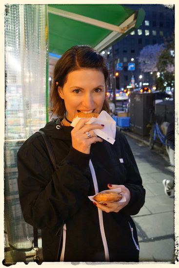 Lecker - der Snack in Fischform (Taiyaki) ist gefüllt mit Bohnenpaste oder Süßkartoffel - in beiden Fällen aber sehr lecker