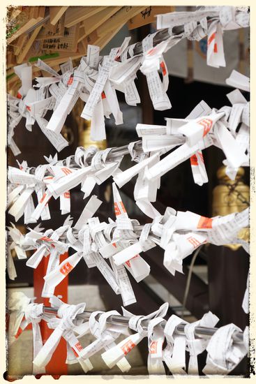 Auf die Zettel werden Wünsche der Gläubigen geschrieben, die dann in Erfüllung gehen sollen