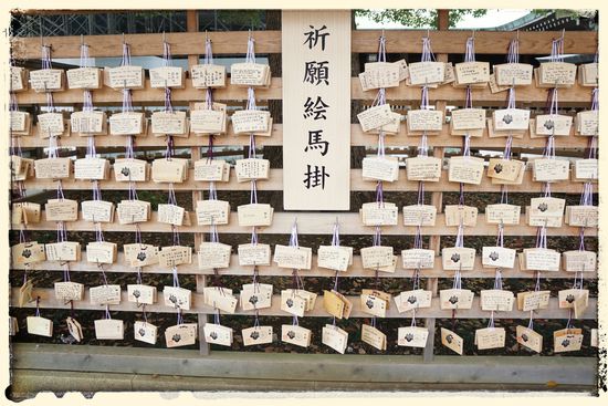 Auch auf diese Plättchen werden Wünsche geschrieben, die in Erfüllung gehen sollen