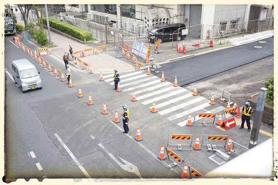 Ultragefährliche Baustelle die mit 5 Mann Sicherheitspersonal gesichert werden musste.