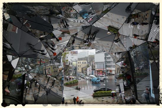 Keine Ahnung mehr, wie der Schuppen hieß, aber der Eingangsbereich war top. Und vor allem deutlich trockener als auf der Straße