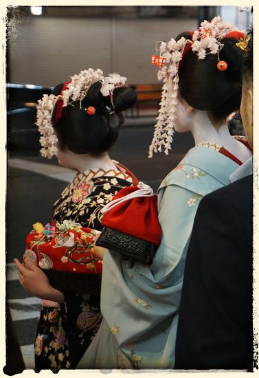 In the Street of Gion - Gheisas unterwegs
