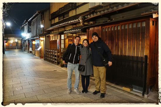 Es war schon spät - die leergefegte Altstadt von Gion