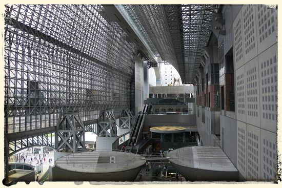 Kyoto Station - ein wirklich riesiges Gebäude mit unzähligen Ebenen, Geschäften, Restaurants etc.