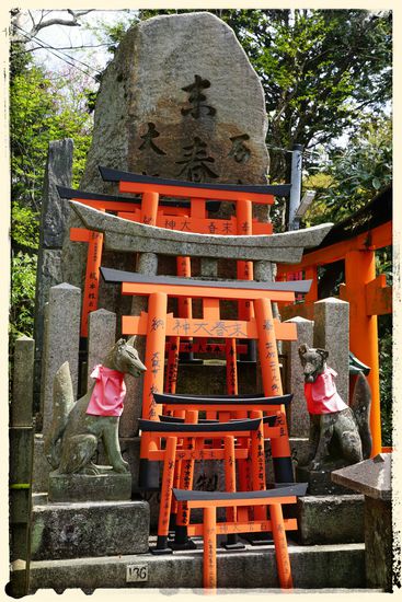 Die kleineren Holztore kann man käuflich erwerben und den Göttern widmen