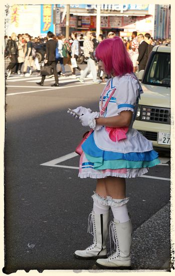 Solche "Maids" die Werbung für Ihre Maidcafes machen, sind vielfach auf den Straßen in Akihabara zu finden