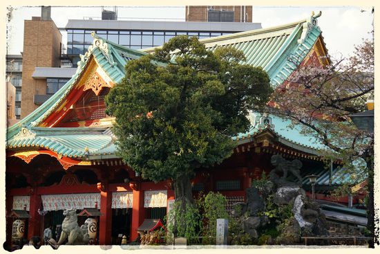 Der Kanda Myojin Shrine, umringt von Hochhäusern