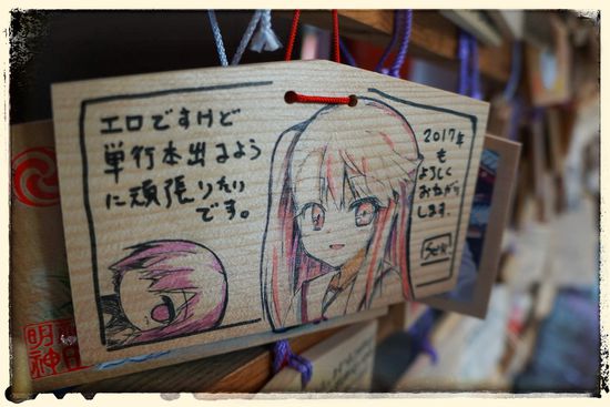 Sehr viele Holzplätchen (keine Ahnung was die richtige Bezeichnung hierfür ist) waren mit Mangas bemalt