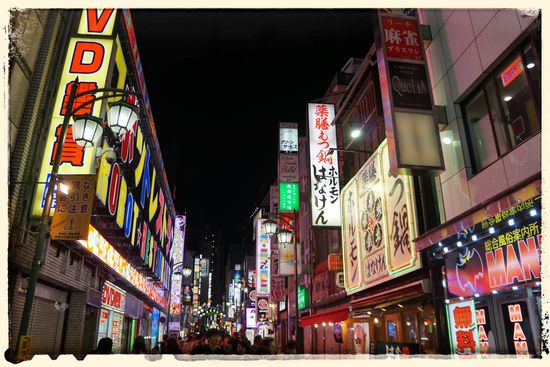 Links im Bild das berühmte Robot-Restaurant mit der wohl verrücktesten Show Tokios (leider sind die Eintrittspreise recht hoch)