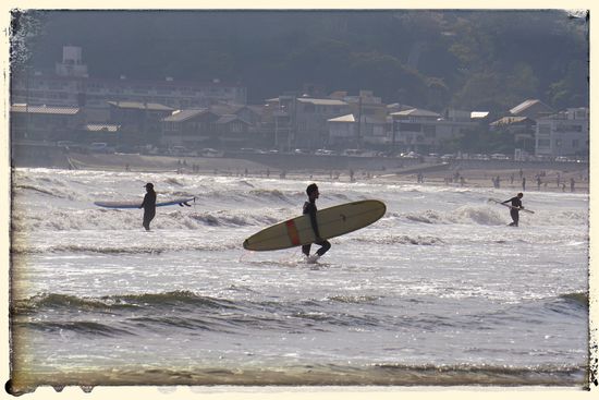 Trotz des kalten Wassers, ließen sich die Surfer nicht von Ihrem Hobby abhalten