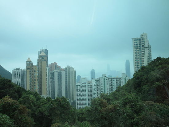 Auf halben Weg nach oben mit der Peak-Tram