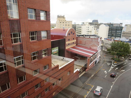 Das Gebäude in Schwarz ist der neue, erdbeebensichere Anbau, sicher ist sicher, nach den Erdbeben in Christchurch ...