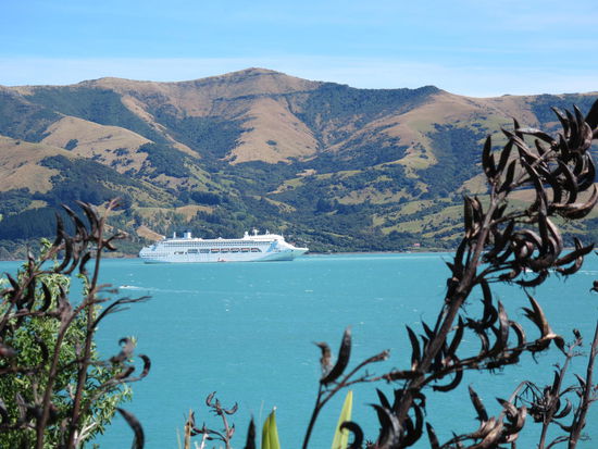 sogar Kreuzfahrtschiffe ankern hier und entladen haufenweise Passagiere, die einem dann rechte Wartezeiten beim Fish &amp; Chips-Essen am Pier bescheren ...
