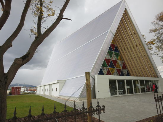 Und auch die neue Kathedrale, hergestellt aus vielen Pappdreiecken, trägt etwas zur Normalität bei.